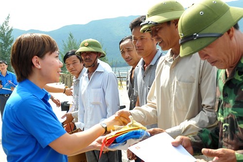Tặng quà học sinh, ngư dân bị ảnh hưởng sự cố môi trường - ảnh 12