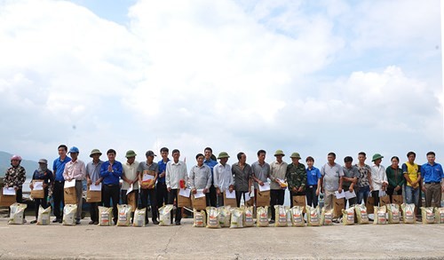 Tặng quà học sinh, ngư dân bị ảnh hưởng sự cố môi trường - ảnh 13