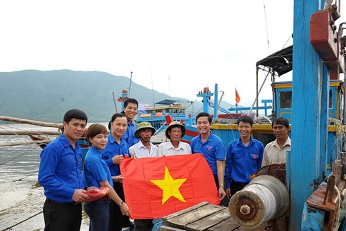 Tặng quà học sinh, ngư dân bị ảnh hưởng sự cố môi trường - ảnh 3