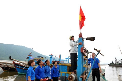 Tặng quà học sinh, ngư dân bị ảnh hưởng sự cố môi trường - ảnh 14
