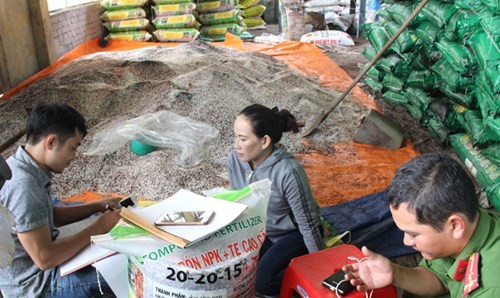 Bắt quả tang cơ sở sản xuất hàng chục tấn phân bón giả - ảnh 2