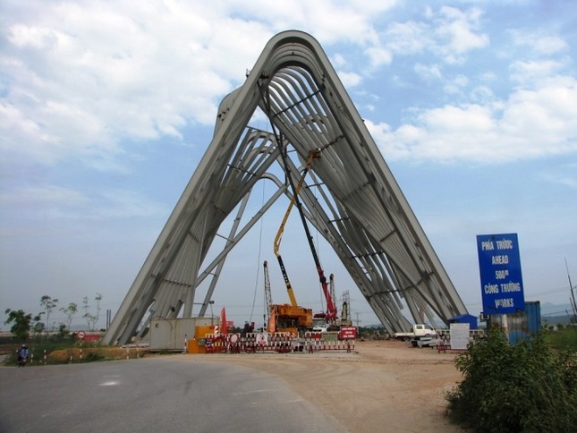 Cổng chào hai trăm tỷ ở Quảng Ninh - ảnh 1