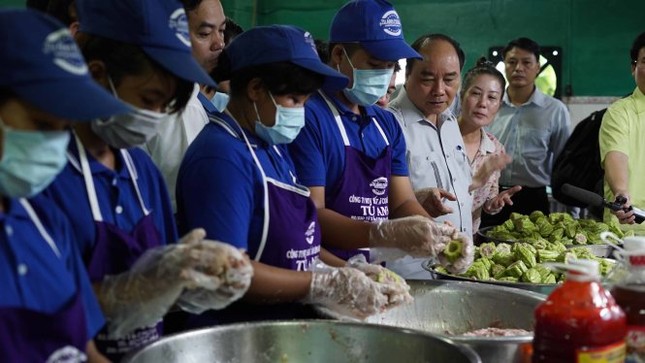 Thủ tướng Nguyễn Xuân Phúc kiểm tra đột xuất suất ăn công nhân - ảnh 1