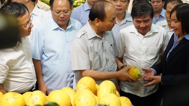 Thủ tướng Nguyễn Xuân Phúc kiểm tra đột xuất suất ăn công nhân - ảnh 5