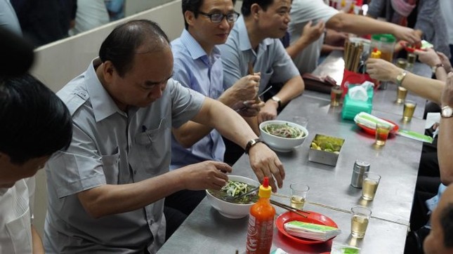 Thủ tướng Nguyễn Xuân Phúc kiểm tra đột xuất suất ăn công nhân - ảnh 3