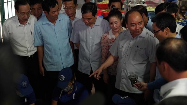 Thủ tướng Nguyễn Xuân Phúc kiểm tra đột xuất suất ăn công nhân - ảnh 2
