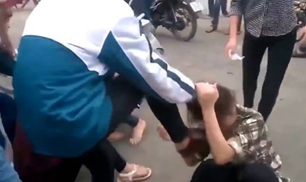 Trẻ bị bạo hành, làm nhục trên mạng: Cần xử lý cả người quay, phát tán clip - ảnh 1