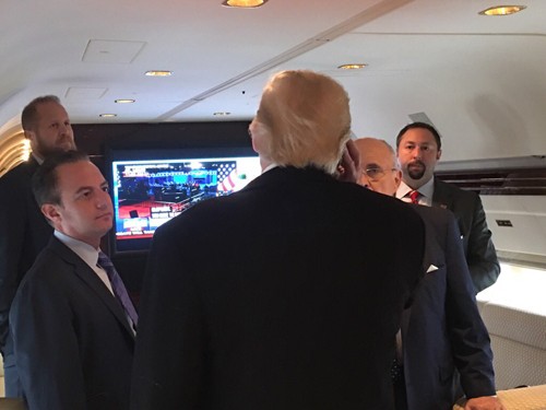 Ngày chủ nhật bão tố của Donald Trump - ảnh 2