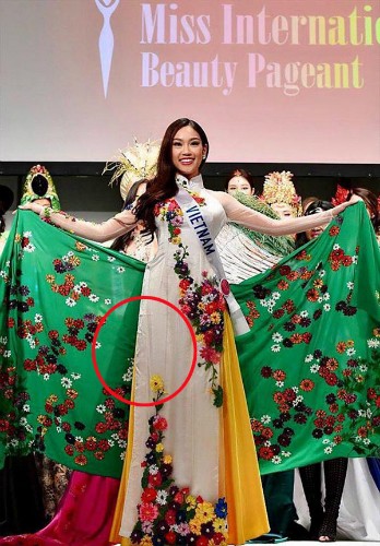 Người đẹp Việt mặc áo dài 'nhăn nhúm, quê mùa' thi Hoa hậu Quốc tế - ảnh 1
