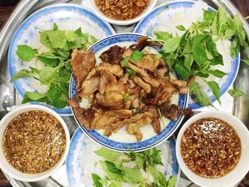 Những quán ăn hơn 25 năm tuổi ở Hà Nội luôn đông khách - ảnh 5