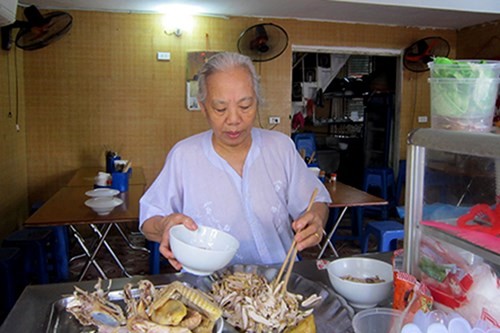Những quán ăn hơn 25 năm tuổi ở Hà Nội luôn đông khách - ảnh 7