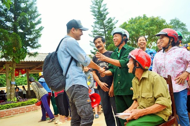 Phan Anh: 'Den tan noi moi hieu ro vat va cua nguoi vung lu' hinh anh 2