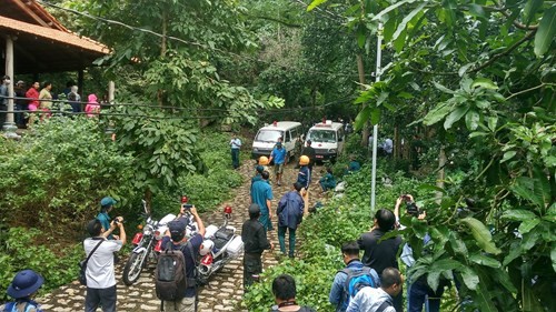 Đau đớn đưa thi thể 3 phi công xuống núi - ảnh 4