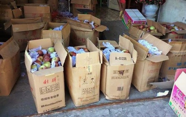 Táo Trung Quốc đội lốt Hà Giang đổ đống tại Hà Nội - ảnh 1