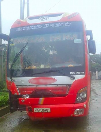 Xe máy va chạm ôtô khách, 3 thanh niên tử vong - ảnh 1