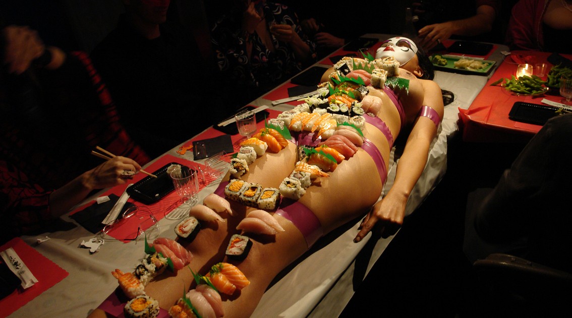 Nyotaimori - Nghệ thuật sushi trên cơ thể trinh nữ