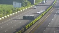 Tesla Model 3 đâm thẳng vào xe tải bị lật khi đang bật chế độ tự lái