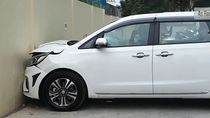 Xe mới tông ngay vào tường khi ra khỏi đại lý