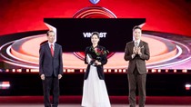 Đại diện VinFast nhận giải thưởng tại Lễ trao giải CCA 2025.
