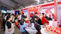 Gian hàng của Prudential Việt Nam thu hút nhiều khách tham quan đến tìm hiểu thông tin và trải nghiệm hoạt động.