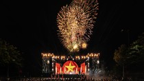 Pháo hoa rực sáng trên bầu trời SwanBay, thu hút người dân cùng hướng về khoảnh khắc đặc biệt trong ngày Quốc khánh.