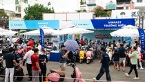 Gian hàng các đại lý VinFast tại Công viên Đầm Sen (TP.HCM) đã đông người tham quan từ sáng sớm.