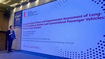 PGS. TS Đàm Hoàng Phúc trình bày báo cáo khoa học so sánh độ bền của xe xăng và xe điện tại hội nghị ICMPT 2026.