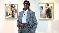 Mickalene Thomas tại Galerie Nathalie Obadia năm 2025. Bên phải là tác phẩm Nus Exotiques #10 (2025), trong đó sử dụng một chi tiết từ bức ảnh của nhiếp ảnh gia Barbara Karant. Ảnh: Luc Castel/Getty Images.