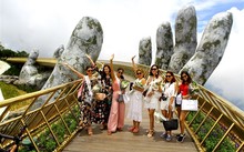Lần đầu tới Việt Nam, đoàn hoa hậu thế giới mê mẩn trước Cầu Vàng Lần đầu tới Việt Nam, đoàn hoa hậu thế giới mê mẩn trước Cầu Vàng