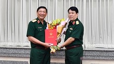 Đại tướng Lương Cường trao quyết định và chúc mừng Trung tướng Huỳnh Chiến Thắng.