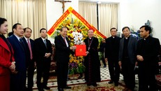 Phó Thủ tướng Thường trực Chính phủ Trương Hòa Bình thăm Đức giám mục Vũ Văn Thiên và Giáo phận Hà Nội. Ảnh VGP/Lê Sơn 