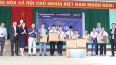 Đại diện Tập đoàn Tân Á Đại Thành trao máy tính cho các trường học trên địa bàn huyện Triệu Phong - Ảnh: Thanh Trúc