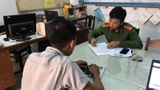 Phóng viên Trần Văn Quyên làm việc tại cơ quan Công an. Ảnh: Tiền Phong