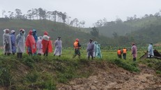 Lực lượng chức năng tìm kiếm người mất tích do bị lũ cuốn. Ảnh: Trùng Dương
