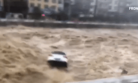 Lũ quét kinh hoàng cuốn phăng hàng loạt ô tô ở Hồ Bắc