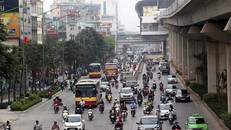 Xe buýt chưa có làn đường dành riêng nên vẫn phải len lỏi giữa các phương tiện giao thông khác. (Ảnh: Huy Hùng/Vietnam+)