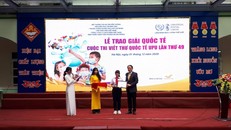 Em Phan Hoàng Phương Nhi được nhận giải thưởng là Huy chương Đồng và Giấy chứng nhận của Liên minh Bưu chính Thế giới (UPU).