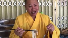 Hình ảnh Nguyễn Minh Phúc ăn vận trang phục tu sĩ ngồi ăn bún bò