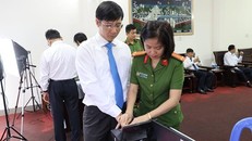 Đại biểu làm thủ tục cấp CCCD có gắn chíp điện tử. (Ảnh: Công an Nhân dân)