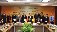 Đại diện Công ty Cổ phần Công nghiệp Năng lượng Ninh Thuận và Liên danh đối tác Sharp – NSN ký hợp đồng EPC dự án nhà máy điện mặt trời Phước Ninh