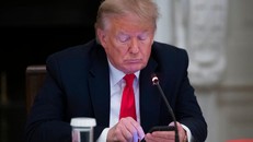 YouTube mở rộng lệnh cấm đối với ông Trump