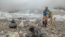 Biến rác trên đỉnh Everest thành tác phẩm nghệ thuật