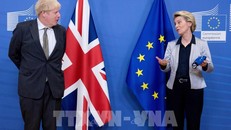 Chủ tịch Ủy ban châu Âu (EC) Ursula von der Leyen (phải) và Thủ tướng Anh Boris Johnson trong cuộc gặp tại Brussels, Bỉ, ngày 9/12/2020. Ảnh: THX/TTXVN
