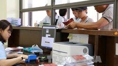 Mở tờ khai hàng hóa xuất nhập khẩu tại Chi cục Hải quan cửa khẩu quốc tế Cha Lo (tỉnh Quảng Bình). Ảnh minh họa: Phạm Hậu/TTXVN.