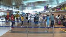 Hành khách làm thủ tục đi TP Hồ Chí Minh