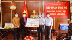 Đại diện Tập đoàn Hưng Thịnh trao bảng tượng trưng ủng hộ đồng bào vùng lũ tại tỉnh Quảng Nam cho ông Võ Xuân Ca - Chủ tịch UB MTTQ Việt Nam tỉnh Quảng Nam.