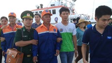 Hai trong số 9 ngư dân sống sót đã trở về đất liền