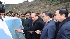 Thủ tướng Nguyễn Xuân Phúc xem hình ảnh về địa điểm thực hiện dự án Nhà máy thủy điện Hòa Bình mở rộng. Dự án nằm bên bờ phải tuyến đập thủy điện Hòa Bình hiện hữu, thuộc phường Phương Lâm, cửa lấy nước và kênh vào thuộc phường Thái Bình, thành phố Hòa Bình.