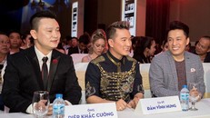 Ông Diệp Khắc Cường (bên trái) có mặt tại buổi ra mắt app mang tên Đàm Vĩnh Hưng. 