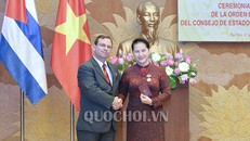 Chủ tịch Fernando Gonzalez Llort trao Huân chương tặng Chủ tịch Quốc hội Nguyễn Thị Kim Ngân. Ảnh: quochoi.vn